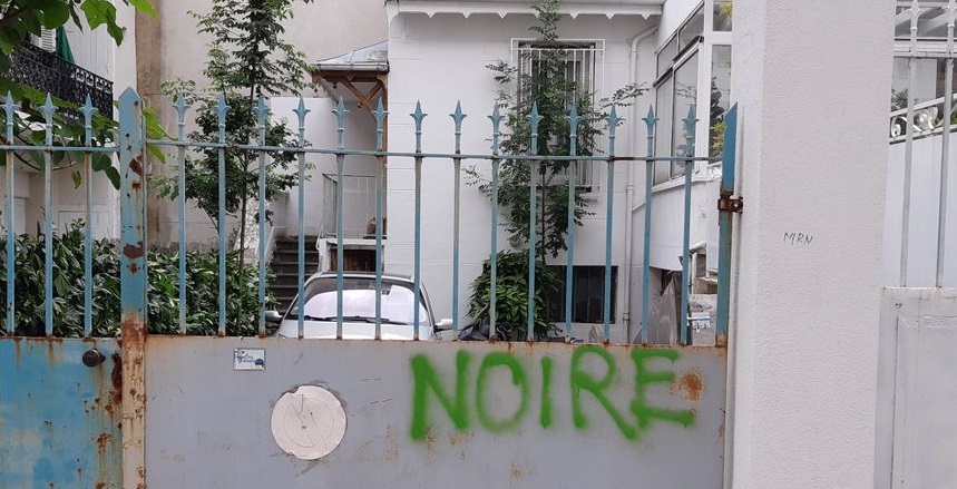 One of the racist inscriptions on the premises of the Moission evangelical church in Saint-Étienne. / Photo: <a target="_blank" href="https://www.francebleu.fr/">FranceBleu - Radio France</a>,