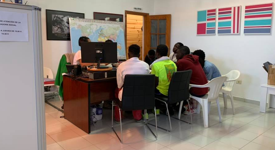 A group of migrants at the Modern Christian Mission office last February. / <a target="_blank" href="https://www.facebook.com/misioncristianamoderna">Facebook Modern Christian Mission</a>.,