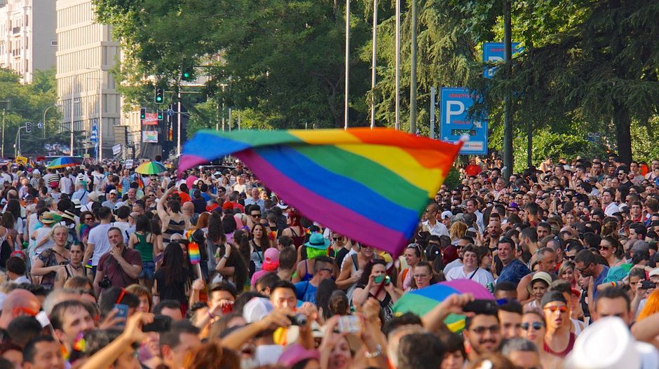 Madrid gay pride parade. / <a target="_blank" href="https://it.wikipedia.org/wiki/Diritti_LGBT_in_Spagna#/media/File:Madrid_Pride_Orgullo_2015_58837_(19546968176).jpg">Ted Eytan. Wikipedia.</a>,
