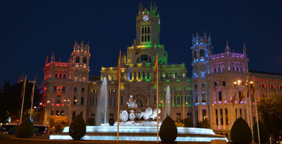 The gay pride colors on the facade of the Madrid Town Hall. / Ayuntamiento de Madrid