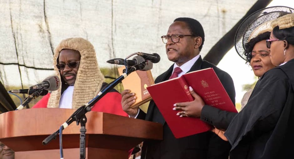 President Lazarus Chakwera taking office with a Bible in hand./ <a target="_blank" href="https://twitter.com/lazaruschakwera">@LAZARUSCHAKWERA</a>,