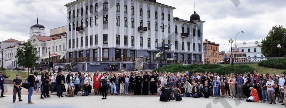 Belarussian Chrisitans of different denominations praying in Minsk. / Nexta Belarus.,