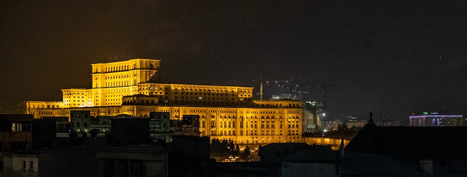 A view of the Romanian Parliament, in Bucharest, by night. / <a target="_blank" href="https://unsplash.com/@catlyn05">Catalyna Apostol</a>, Unsplash, CC0,