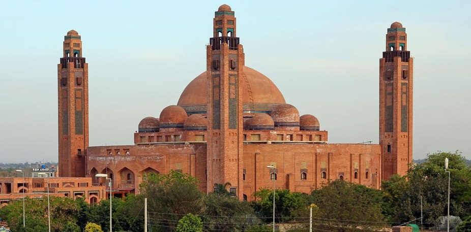 Grand Jamia Masjid in Bahria, Lahore, Pakistan. / <a target="_blank" href="https://es.wikipedia.org/wiki/Archivo:Grand_Jamia_Masjid_Bahria_Town_Lahore_Pakistan_cropped.jpg">Memjee</a>, Wikimedia Commons,