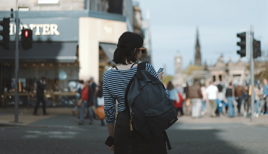 A street of Edinburgh, Scotland. / Photo: <a target="_blank" href="https://unsplash.com/@rosssneddon">Ross Snedon</a>, Unsplash, CC0,