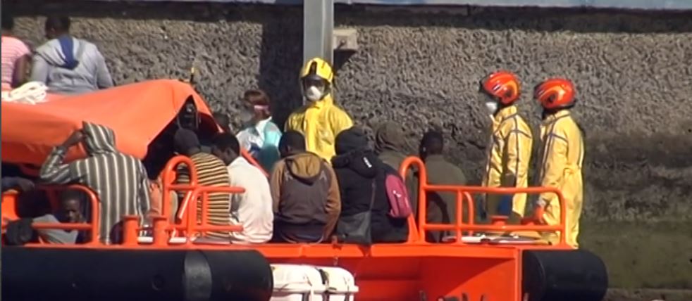Migrants in the port of Fuerteventura, Spain. / <a target="_blank" href="https://www.rtve.es/alacarta/videos/buenas-noticias-tv/">RTVE, Buenas Noticias TV</a>,