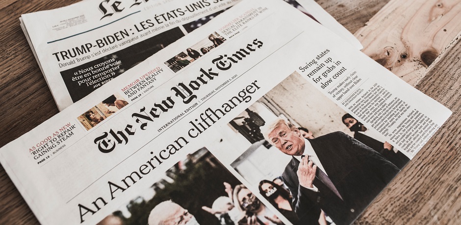 The front pages of US newspaper New York Times' international edition, and French newspaper Le Monde, on Thursday 5th November. / Photo: <a target="_blank" href="https://unsplash.com/@markusspiske">Markus Spiske</a>,