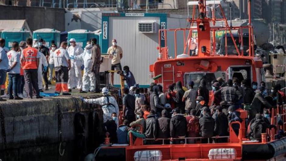 A boat arriving in Arguineguín this November after having carried out a rescue on the coast. / Twitter,