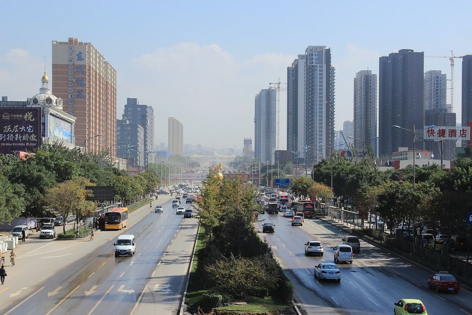 Taiyuan, China <a target="_blank" href="https://pixabay.com/es/photos/ciudad-calle-taiyuan-3810986/">Chasecaicai</a>, Pixabay, CC0.,