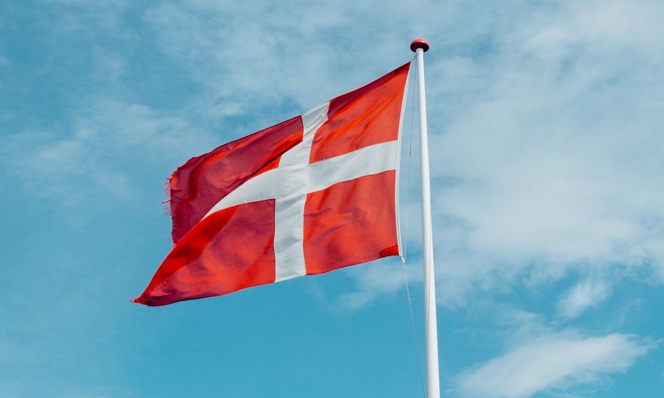 A Danish flag. / <a target="_blank" href="https://unsplash.com/@markuswinkler">Markus Winkler</a>,