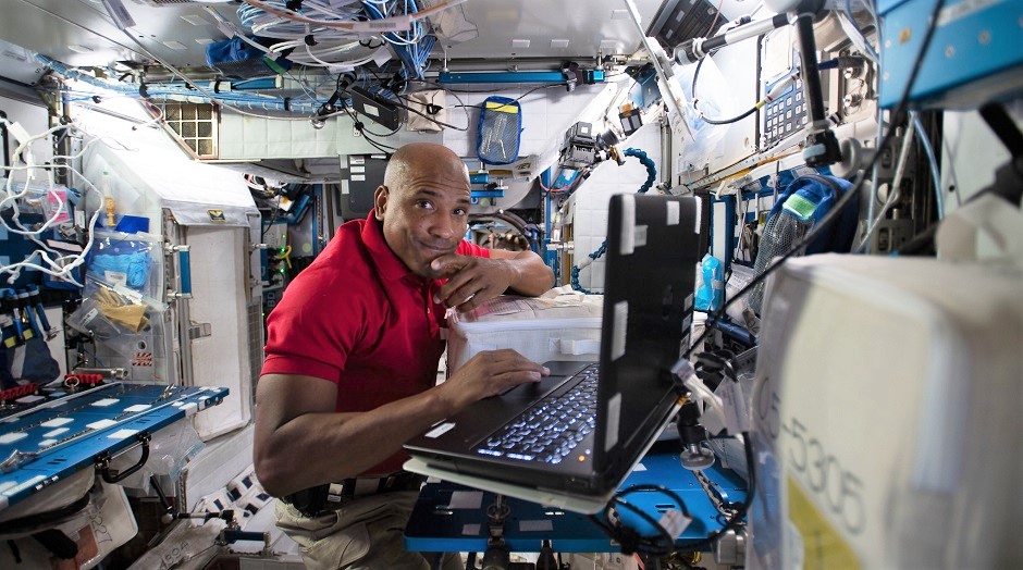 Expedition 64 Flight Engineer Victor Glover reviews research procedures on a computer. / <a target="_blank" href="https://www.flickr.com/photos/nasa2explore/">NASA Johnson Flickr</a>, CC,