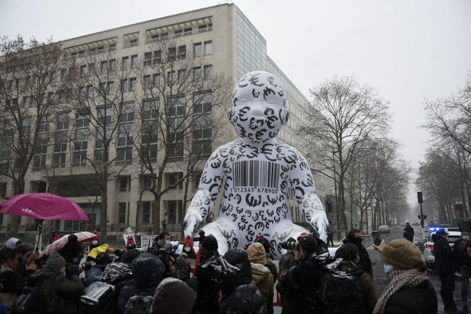 Over 5,000 people protest against the bioethics draft law in Paris. / @LaManifPourTous,