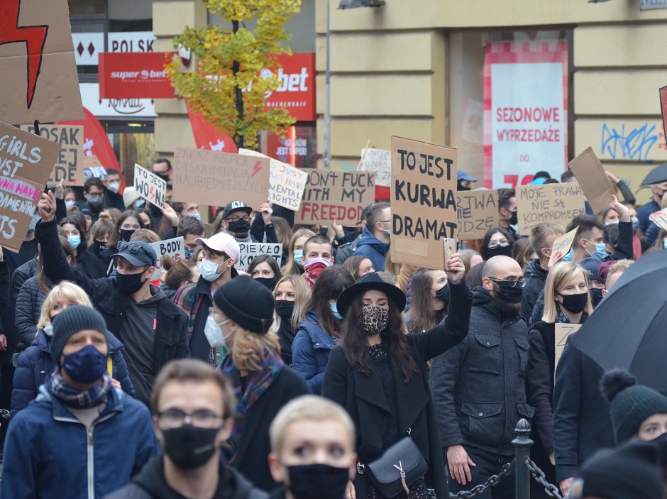 A protest in Warsaw against the abortion law. / <a target="_blank" href="https://commons.wikimedia.org/wiki/File:02020_0691_Protest_against_abortion_restriction_in_Krak%C3%B3w,_October_2020.jpg">Silar</a>, Wikipedia, CC,