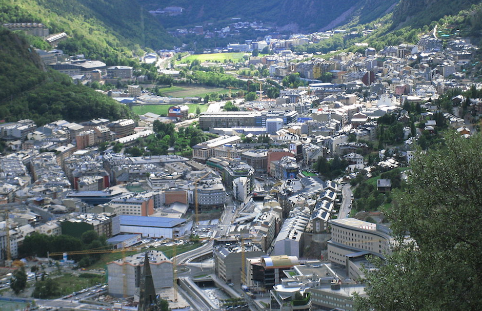 General view of Andorra la Vella, capital of Andorra. / Gertjan R., Wikimedia Commons,
