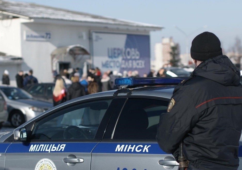 Police officers in front of the building of the New Life Church building, in Minsk (Belarus) on 17 February. / Photo: Facebook <a target="_blank" href="https://www.facebook.com/newlifeminsk/">New Life Church</a>,