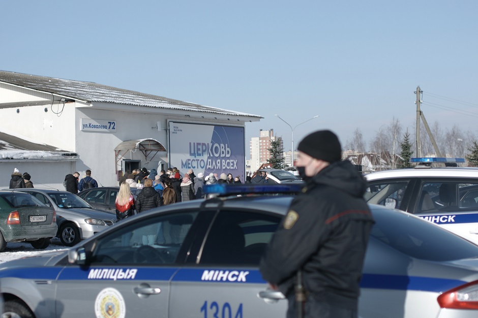 Members of New Life Church in Minskl leave their building after being evicted by the police on 17 February 2021. / <a target="_blank" href="https://eng.newlife.by/">New Life Church</a>,