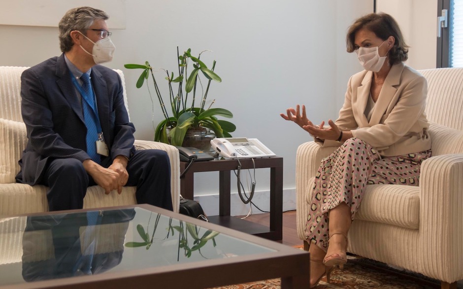 The Secretary General of FEREDE in a meeting with Spanish Vice President Carmen Calvo. / FEREDE