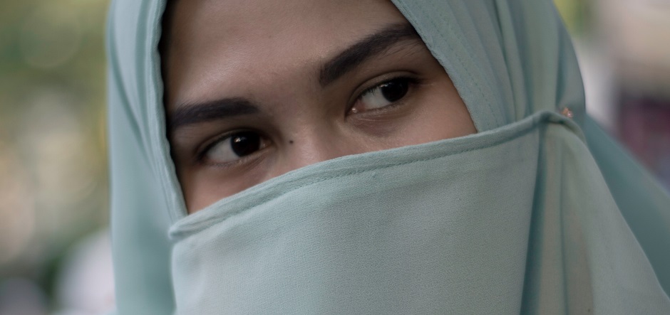 A woman wearing a niqab. / Photo: A. Onet, Unsplash, CC0,