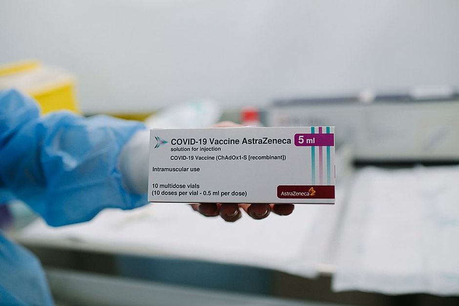 Controversy over the alleged link between the Oxford/AstraZeneca vaccine and the cause of thrombosis stopped vaccination in some EU countries. / <a target="_blank" href="https://commons.wikimedia.org/wiki/File:Oxford_AstraZeneca_COVID-19_vaccine_(2021)_I.jpg">Gencat. Wikimedia Commons</a>,