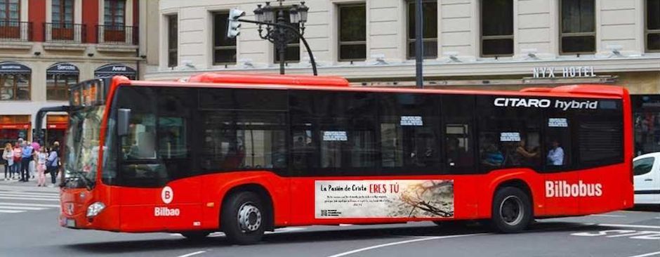 A public bus in Bilbao with the poster of the evangelistic campaign for this Easter./ Photo: <a target="_blank" href="https://www.protestantedigital.com/">Protestante Digital</a>,