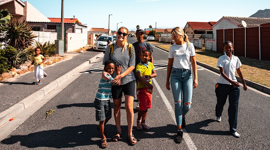 Youth With A Mission Norway continue recruiting missionary candidates even during the pandemic. In the image, young Norwegians working with kids in South Africa. / Photo: YWAM.,