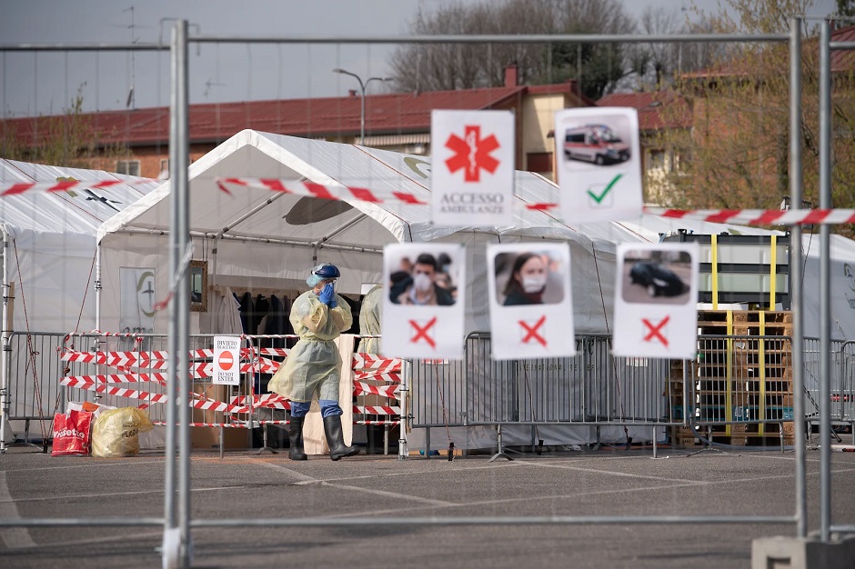 A staff member a final mask check as she enters the hot zone in front of the ambulance entrance to the Samaritan's Purse hospital in Cremona, Italy. / Photo: <a target="_blank" href="https://www.samaritanspurse.org/">Samaritan's Purse</a>,