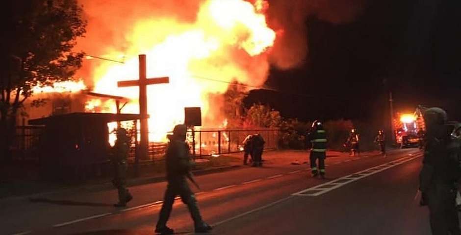 One of the burned churches in the Araucanía region,Chile . / <a target="_blank" href="https://www.adnradio.cl/">ADN</a>,