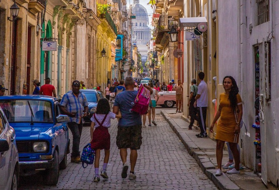 TWR’s broadcasts from the Bonaire transmitter are able to reach those living in places like Havana, Cuba. / Photo: <a target="_blank" href="https://unsplash.com/@mrmarkdejong">Mark de Jong</a>, Unsplash, CC0,