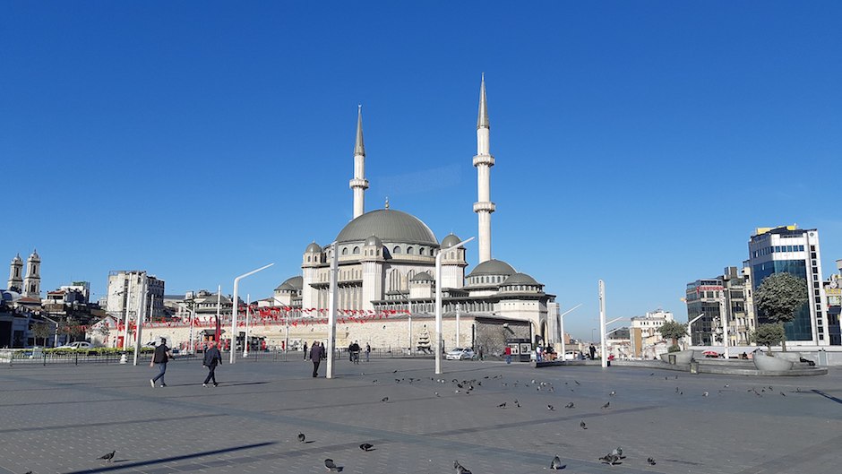The new mosque located in Taksim Square. / Jelican 9, Wikimedia Commons.,