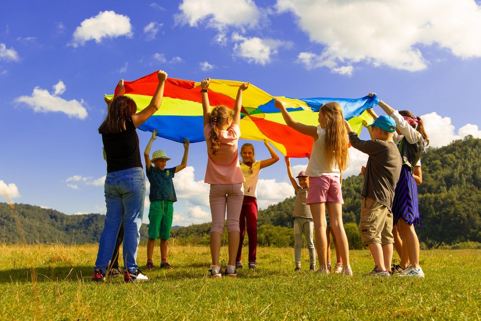 A group of children playing in a camp activity. / Photo: <a target="_blank" href="https://unsplash.com/@artem_kniaz">Artem Kniaz</a>, Unsplash, CC0,