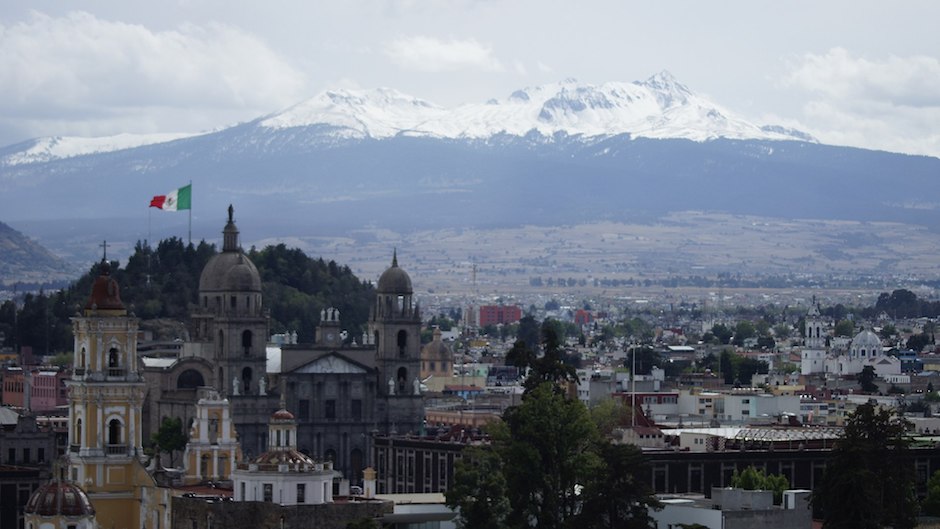 Toluca de Lerdo, the capital of the the state of Mexico. / <a target="_blank" href="https://commons.wikimedia.org/wiki/File:Toluca_a_los_pies_del_nevado.jpg">Hernán Luna, Wikimedia Commons</a>.,