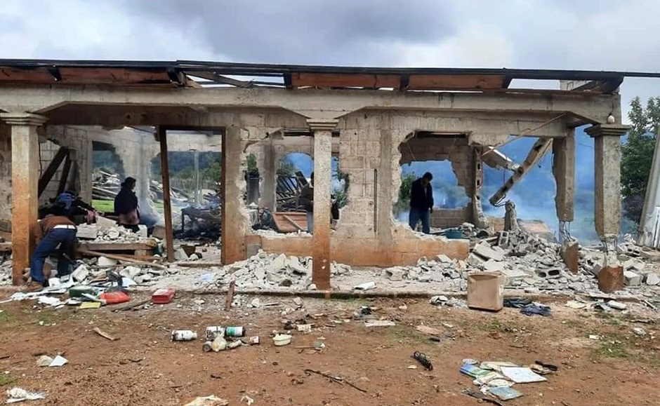 Photo: one of the properties burned down in Mitzitón, Chiapas, Mexico. / Photo via <a target="_blank" href="https://www.eluniversal.com.mx">El Universal</a>,