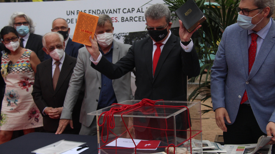 The president of the Board of Trustees of the NHE, Francisco Mira, places two copies of the Bible, one in Catalan and the other in Spanish, in the box that will be placed at the base of the building. / Jonatán Soriano.,