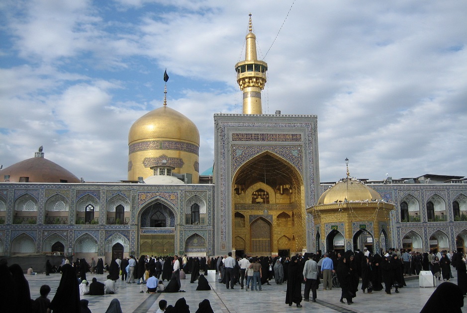 Shrine of Imam Ali Reda in Mashad, Iran. / Photo: <a target="_blank" href="https://es.wikipedia.org/wiki/Santuario_del_Im%C3%A1n_Reza#/media/Archivo:RezaShrine.jpg">Iahsan, Wikimedia Commons</a>,