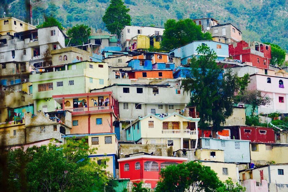 A neighbourhood of Port-au-Prince, Haiti's capital city. / Photo: <a target="_blank" href="https://unsplash.com/@hsuggitt">Heather Suggit</a>,