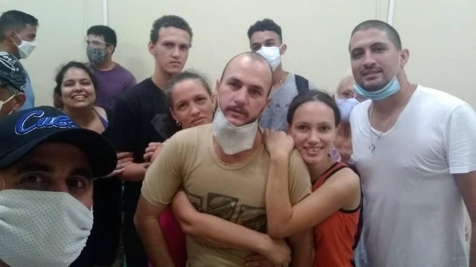 Pastors Yarián Sierra and Yéremi Blanco, with their families, moments after being released from jail, in Cuba. ,