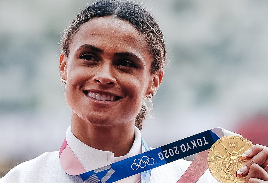 Sidney McLaughlin and her gold medal during the awards ceremony in Tokyo 2020. / Photo: <a target="_blank" href="https://twitter.com/TeamUSA">Twitter Team USA</a>,