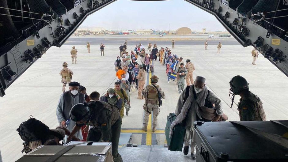 Afghans being evacuated in a Spanish plane. / Screenshot RTVE.,