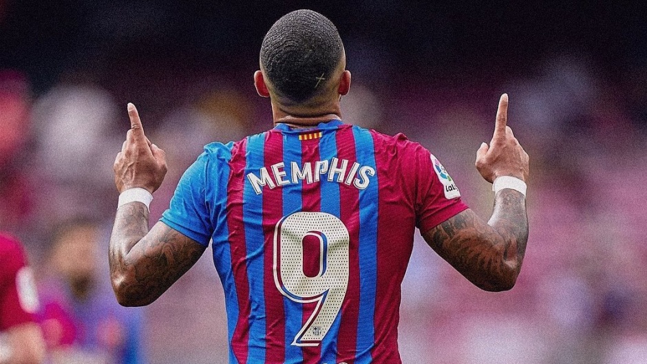 In his celebrations, FC Barcelona striker Memphis Depay often points to the sky. / <a target="_blank" href="https://twitter.com/Memphis">Twitter Depay</a>,