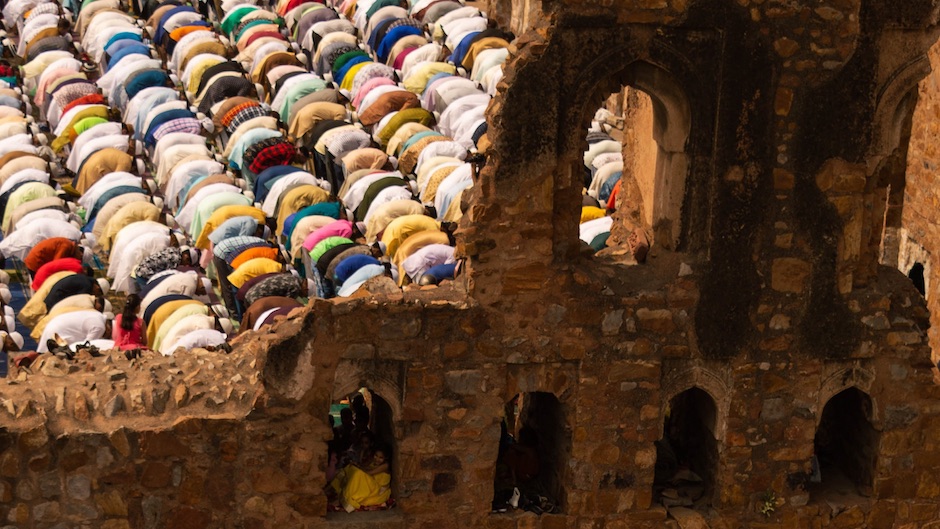 Muslims praying  in Pakistan. / Photo: <a target="_blank" href="https://unsplash.com/@salman_preeom">Salman Preeom</a>, Unsplash, CC0,