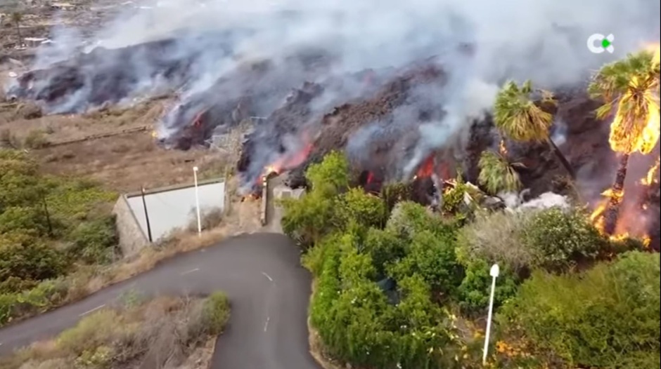 La Palma volcano forces evacuation of 6,000: “We are in the hands of God”