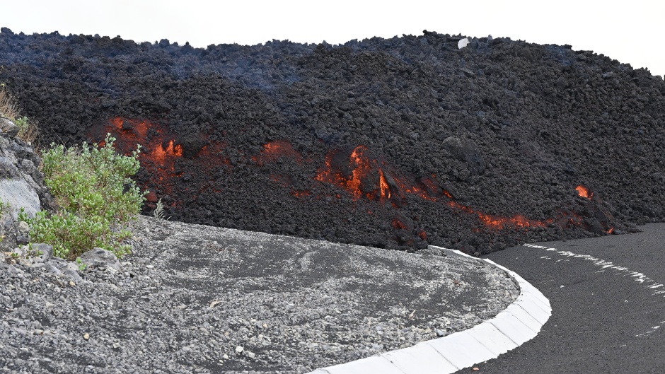 Lava from the volcano invaded roads in La Palma. / Photo: Borja Puig de la Bellacasa, <a target="_blank" href="https://www.lamoncloa.gob.es/Paginas/index.aspx">Moncloa</a>. ,