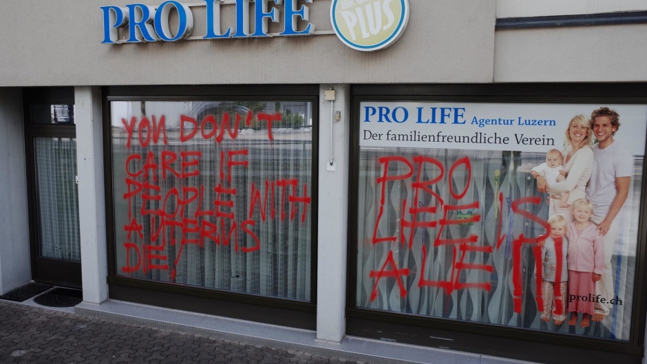 The offices of the Pro-life association in Emmenbrücke (Lucerne) vandalised in September 2021. / Image via <a target="_blank" href="https://www.evangeliques.info/">Evangeliques.info</a>,
