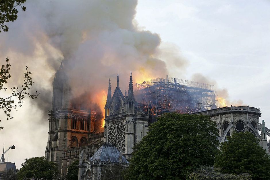 Notre Dame cathedral burning. / <a target="_blank" href="https://www.flickr.com/photos/13476480@N07/with/46923770884/"> Manhhai , Flickr</a>.,