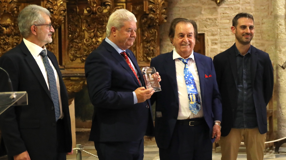 The Mayor of Santiponce receives the award from Juan Antonio Monroy, along with Pedro Tarquis and Daniel Hofkamp / MGala.,