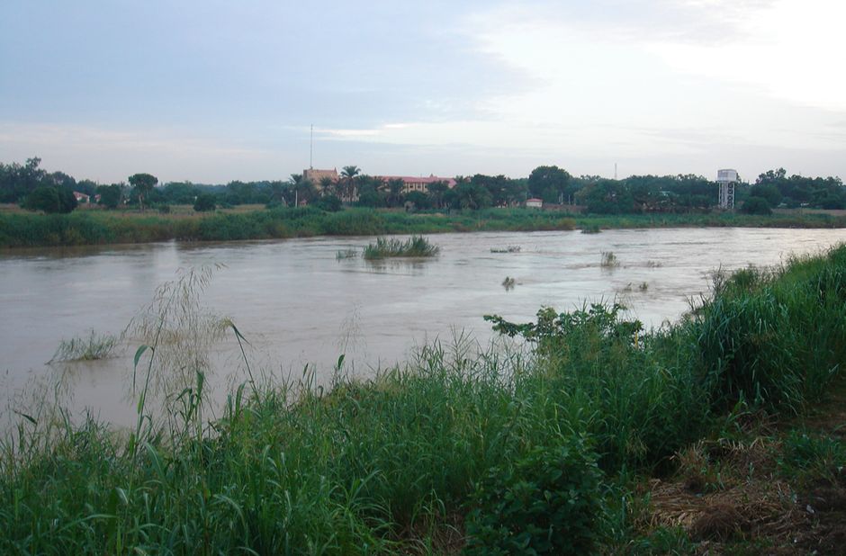 Kaduna river. / <a target="_blank" href="https://es.wikipedia.org/wiki/Kaduna#/media/Archivo:Kaduna_River,_Kaduna_(Nigeria),_2007.JPG"> Jula2812, Wikimedia Commons</a>, CCO.,