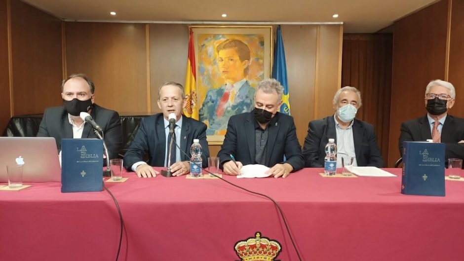 Speakers during the presentation of the Asturian Bible. / Asturian Centre in Madrid.,