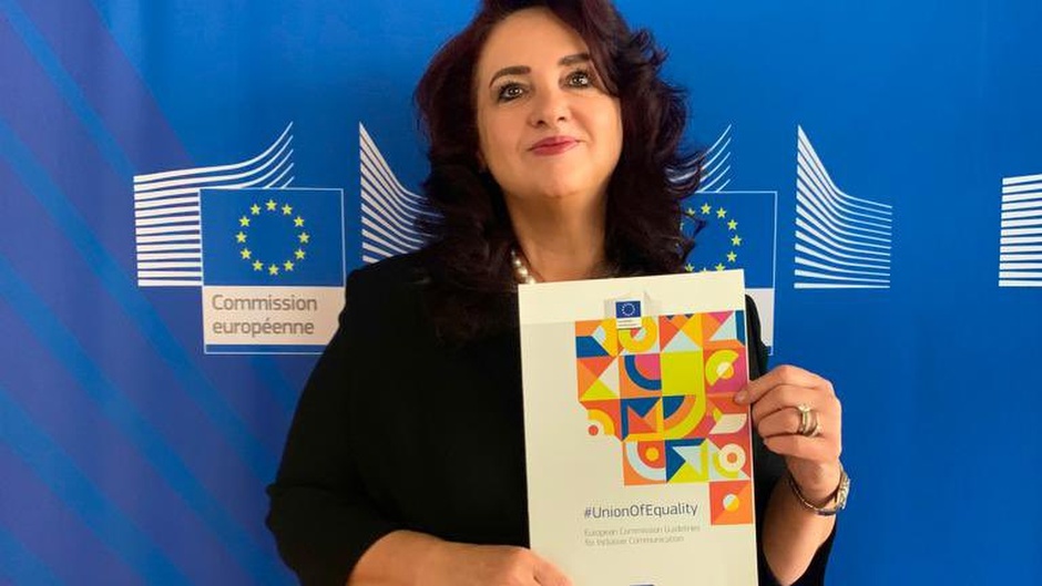 Equality Commissioner Helena Dalli, with the guide that has lead to controversy. / Photo: <a target="_blank" href="https://twitter.com/helenadalli">Twitter Helena Dalli</a>,