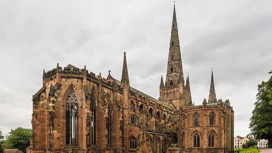 Lichfield Cathedral. / <a target="_blank" href="https://commons.wikimedia.org/wiki/File:Lichfield_Cathedral_Exterior_from_NE,_Staffordshire,_UK_-_Diliff.jpg"> David Iliff, Wikimedia Commons</a>, CCO.,