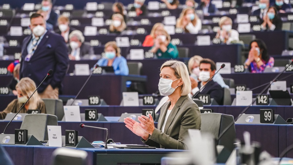 Members of the European Parliament during a plenary session in December 2021. / Photo: <a target="_blank" href="https://www.flickr.com/photos/european_parliament/">Flickr European Parliament</a>.,